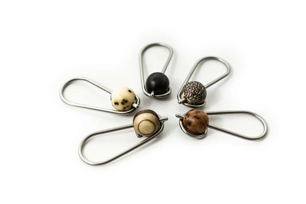 Schlüsselanhänger Edelstahl mit Perlen aus diversen Hölzern und Palmensamen